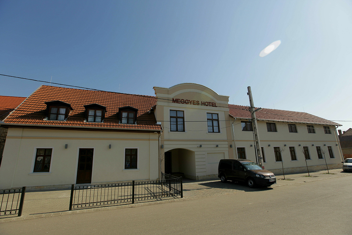 szallas meggyes